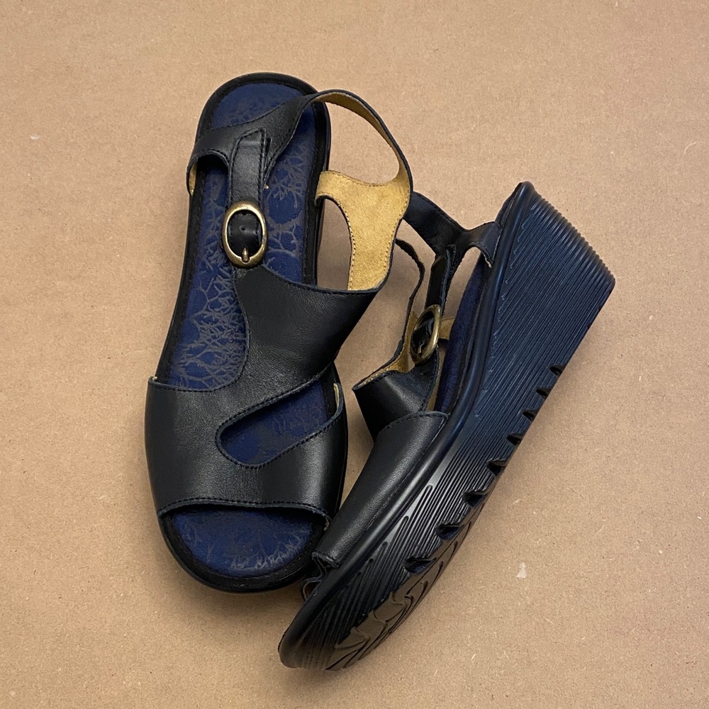 Skechers black leather sandals, NWOT, sz. 9